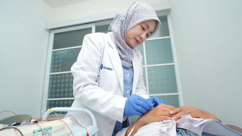 Terapi Akupunktur Medik & Manfaatnya untuk Program Hamil