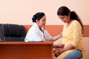 seorang ibu sedang memeriksa kandungannya di dokter spesialis obgyn