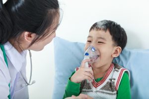 balita menggunakan nebulizer untuk melegakan pernapasan