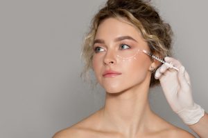 seorang wanita sedang mendapatkan treatment Rejuran I