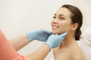 Seorang wanita mendapatkan Rejuran S treatment di klinik kecantikan