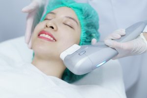 seorang wanita melakukan HIFU treatment di klinik kecantikan