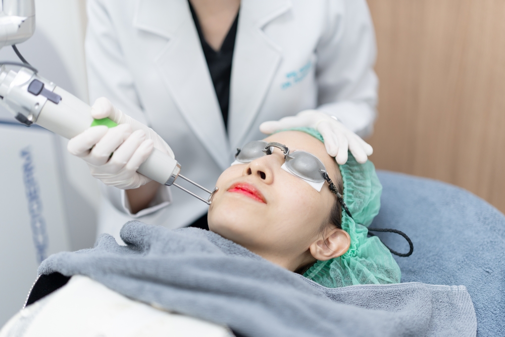 seorang wanita mendapatkan PicoSure Pro treatment untuk menghilangkan bekas jerawat